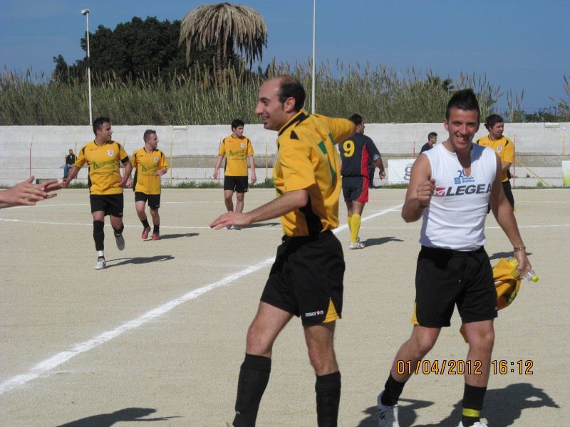 Barberino festeggia con i compagni.jpg